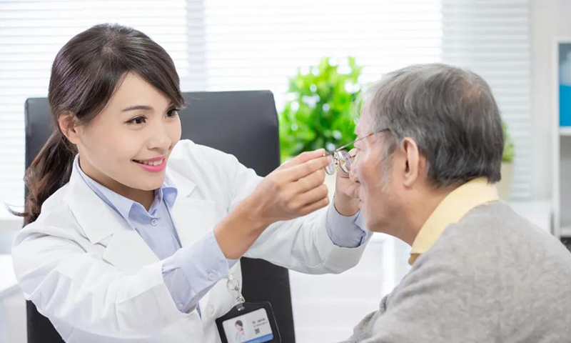剛進(jìn)入40歲，你能接受戴老花鏡嗎？