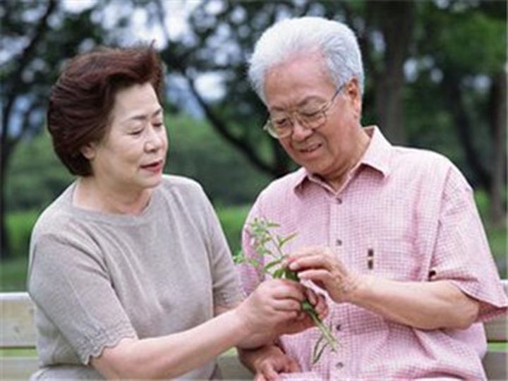 老花鏡科普：老人該如何緩解老花眼？