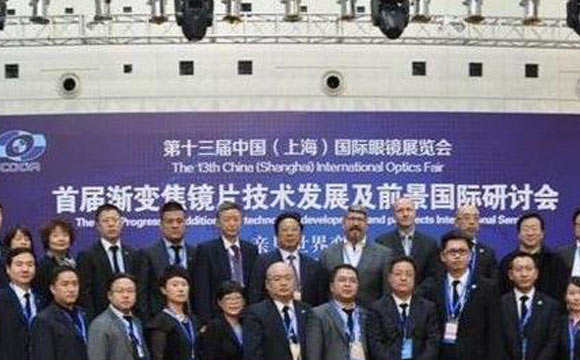 老花鏡技術(shù)革命，漸進(jìn)多焦鏡才是最佳解決方案