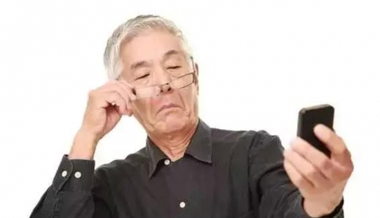 老花眼用手機發(fā)信息成了奢侈，六十歲的困惑看他怎么解決