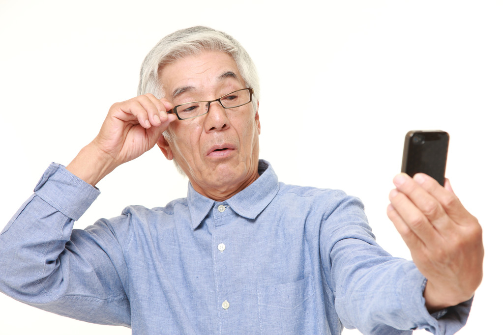 天天玩手機，老花眼可不慣著(zhù)你！