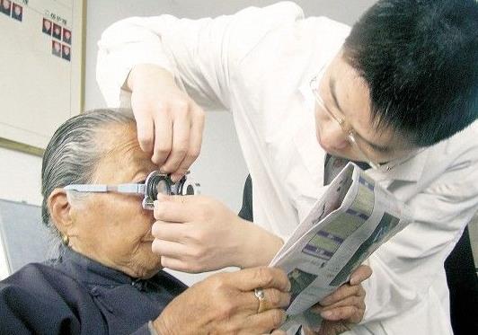 老花鏡怎么配，參照老花鏡度數對照表靠譜嗎?