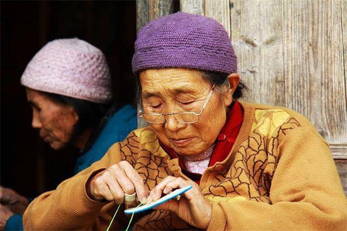 佩戴老花眼鏡，記住這四點(diǎn)，避免對眼睛造成傷害