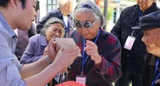 街邊買(mǎi)老花鏡圖便宜 街邊買(mǎi)老花鏡圖便宜